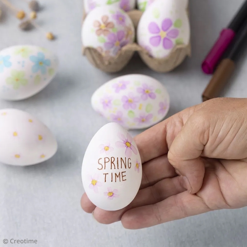 décorer des œufs de Pâques avec des feutres aquarelle