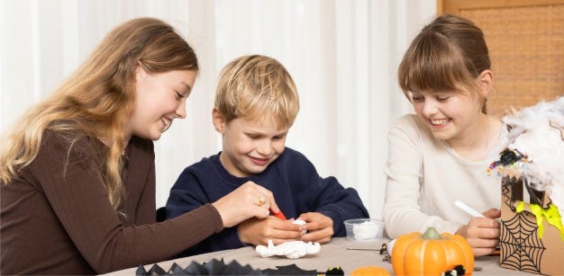 Photo de collage - Les enfants fabriquent des décorations d'Halloween