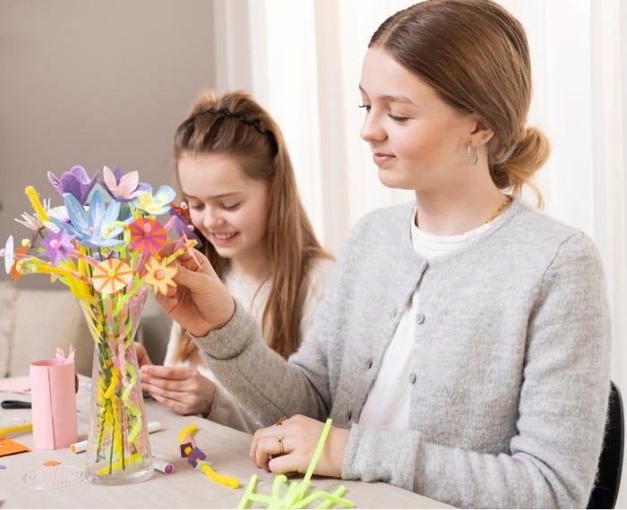La jeune fille récupère le bouquet de Pâques