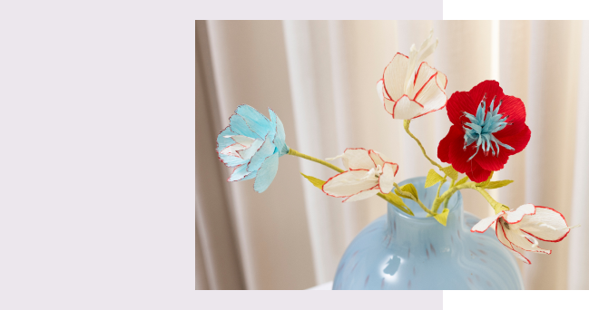 Fleurs en crêpe dans un vase