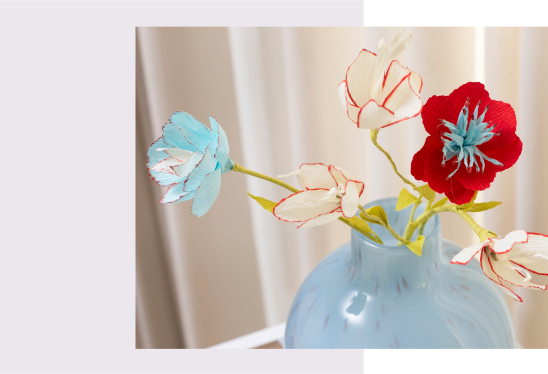 Fleurs en crêpe dans un vase