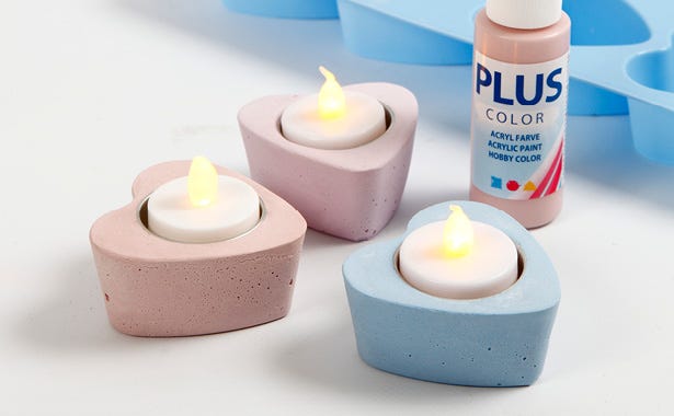 Bougeoirs coulés en plâtre
