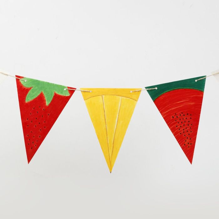Guirlande faite de drapeaux de papier cartonné décorés