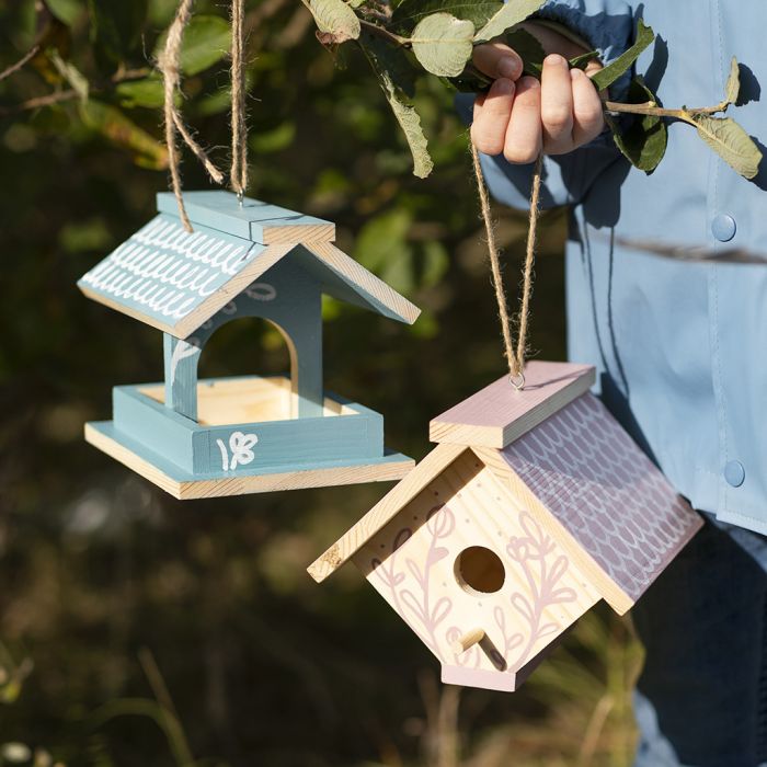 Une mangeoire à oiseaux faite maison, peinte avec de la peinture artisanale et décorée avec des marqueurs Plus Color