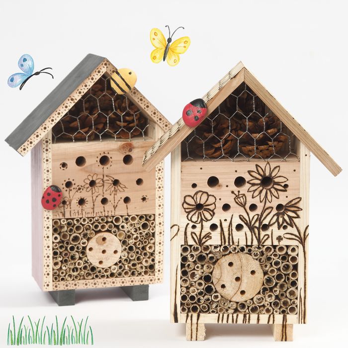 Et hôtel à insectes, ou un « B&B pour insectes », décoré à l’aide d’un pyrograveur et de pierres peintes.