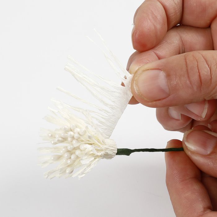 Comment confectionner des fleurs en papier crépon avec des étamines perlées au milieu