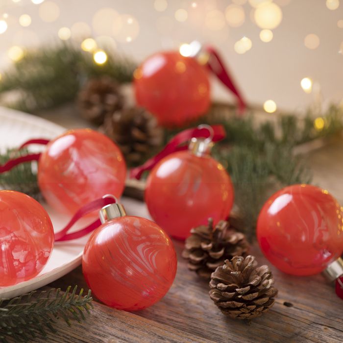 Des boules de Noël marbrées