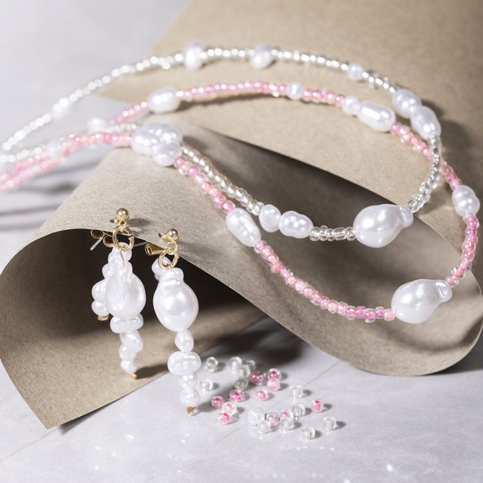 Collier et boucles d’oreilles avec perles blanches nacrées et perles de rocaille