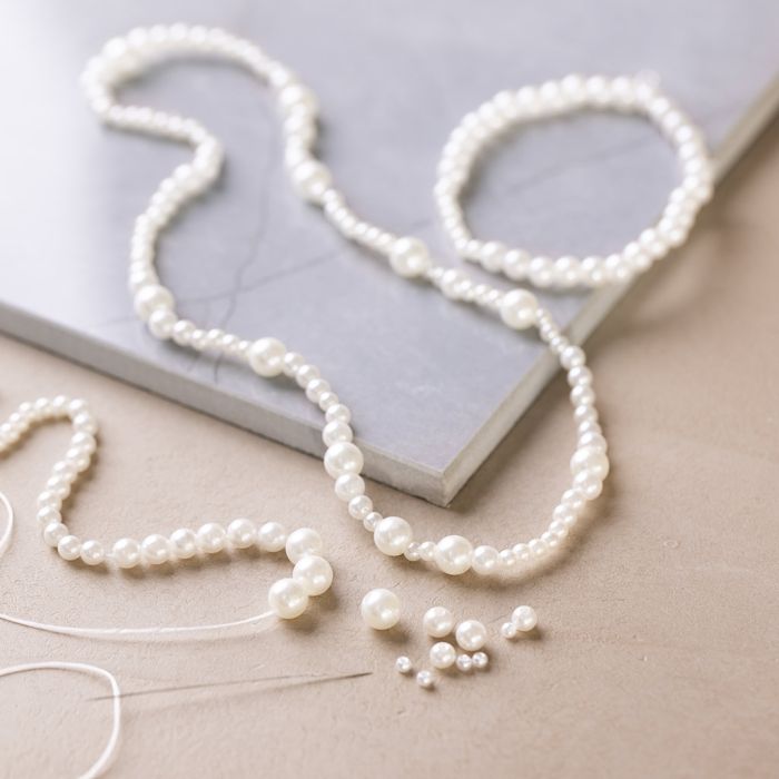 Collier et bracelet faits avec des perles blanches nacrées