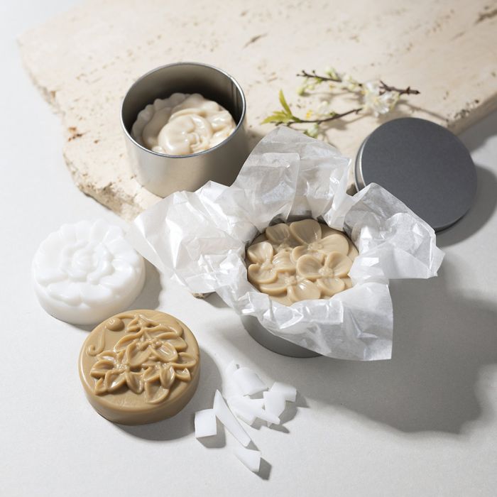 Savon au beurre de karité dans une boîte métallique