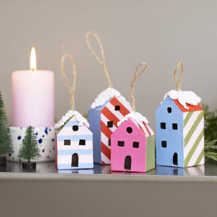 Maisons peintes avec des motifs graphiques