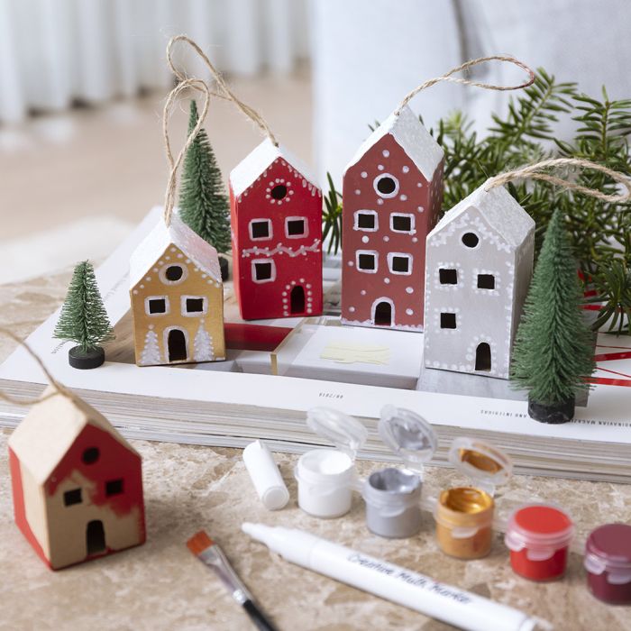 Maisons de Noël peintes avec de la neige au-dessus