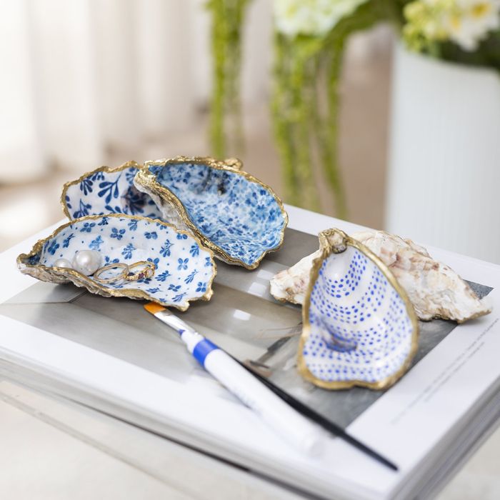 Coquilles d’huîtres décorées de découpage et marqueur doré