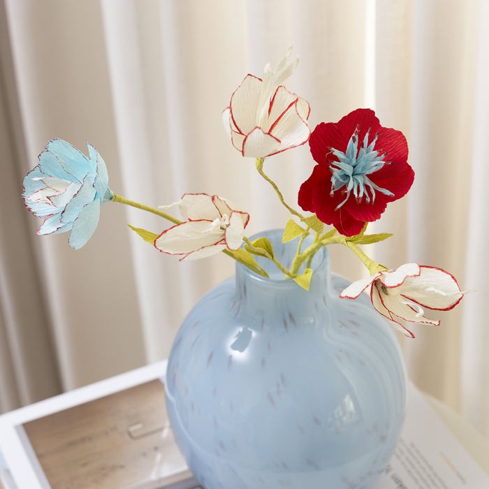Fleurs en papier crépon décorées de feutres