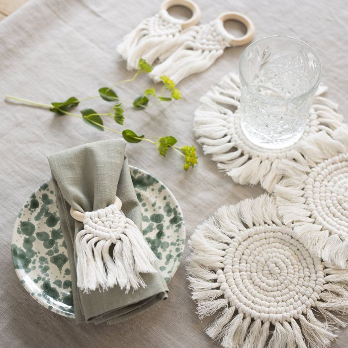 Dessous de verres et ronds de serviettes en macramé