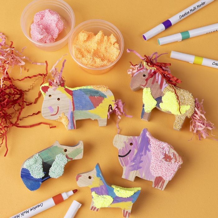 Animaux de ferme décorés avec des feutres, des frisures de papier et de la pâte Foam Clay®