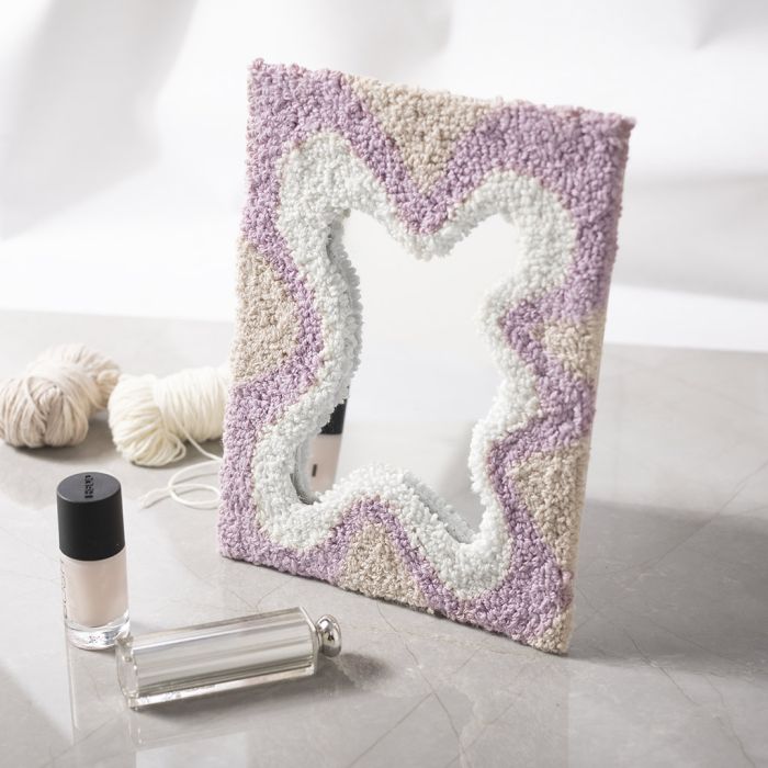 Miroir moelleux réalisé avec la technique de punch needle