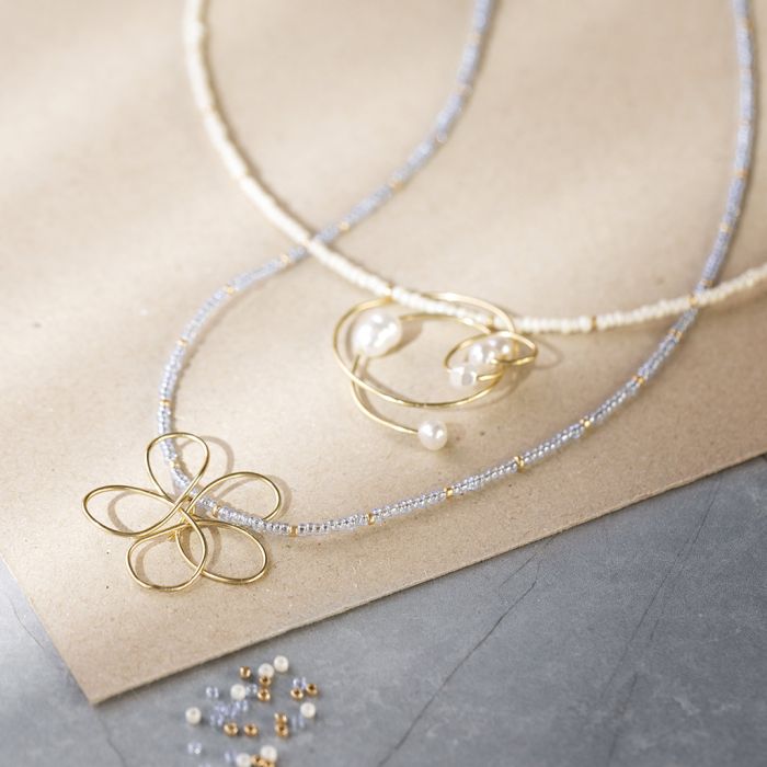 Colliers perlés avec des pendentifs faits avec du fil pour bijoux