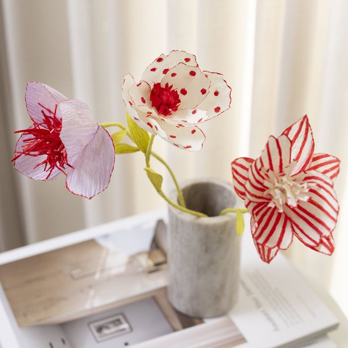 Fleurs en papier crépon décorées à l’aide de feutres Créatif Multifonctionnel