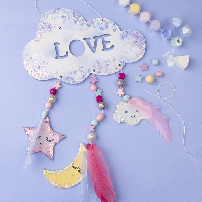 Mobile étincelant avec nuages, lune et étoile