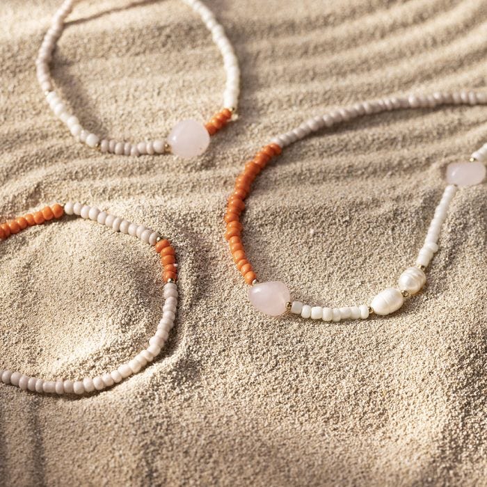 Collier et bracelet avec quartz rose et perles d’eau douce