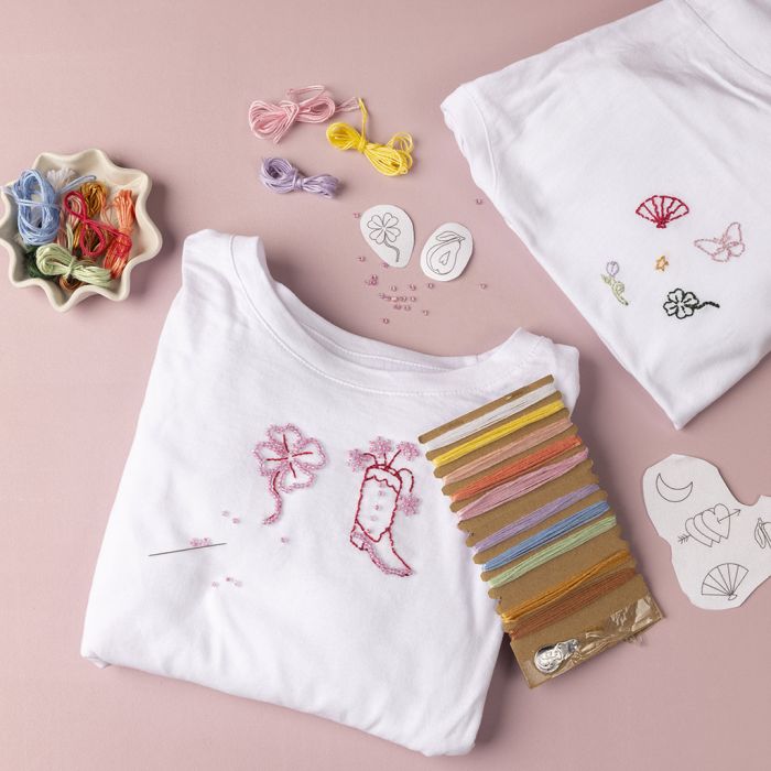 T-shirt décoré de broderies et perles