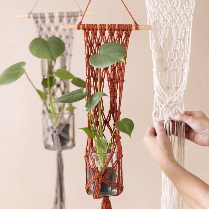 Une suspension pour fleur en macramé 
