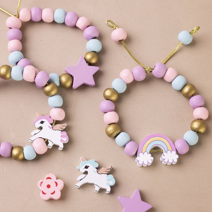 Bracelet élastique avec perles en bois de couleurs pastel