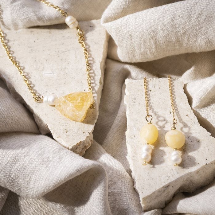Collier et boucles d’oreilles avec calcite de miel et perles d’eau douce