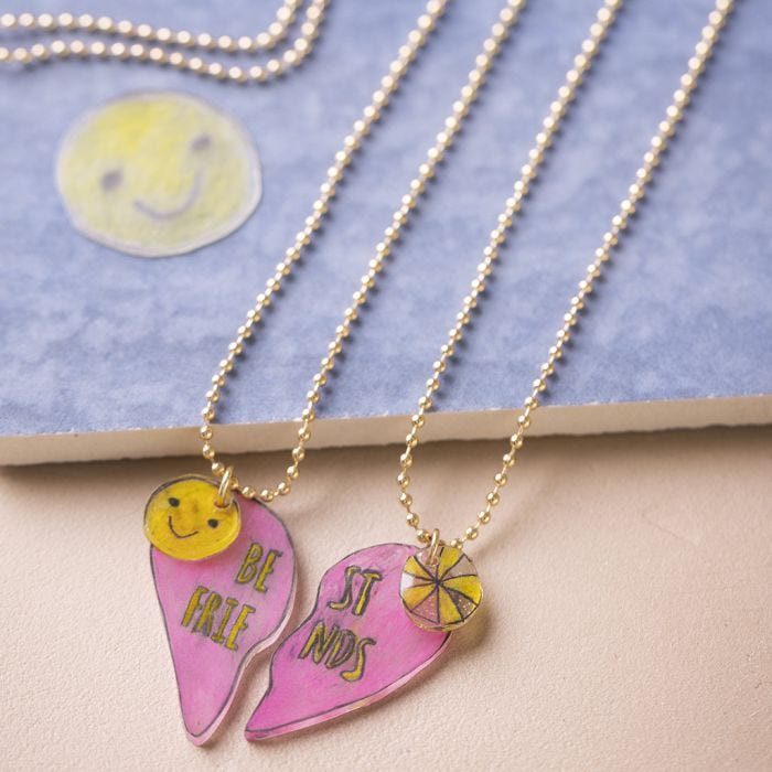 Un collier d’amitié avec un pendentif en plastique thermorétractable