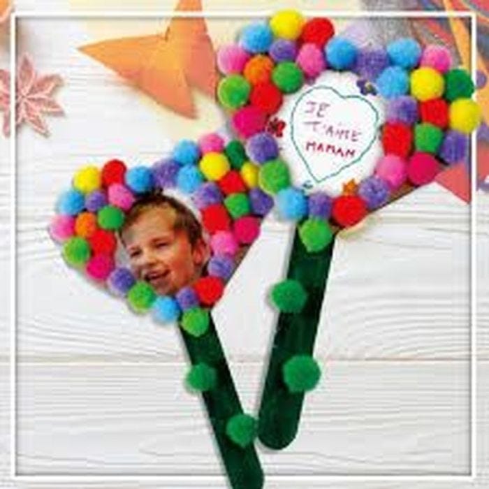 Faire un coeur avec des pompons pour maman