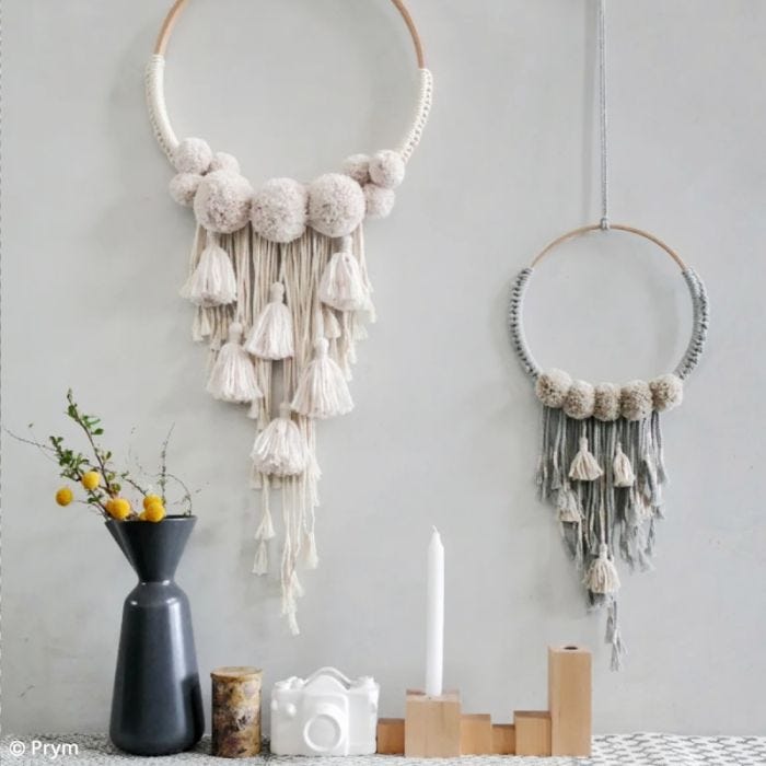 Tuto: Comment faire une suspension murale en macramé avec des pompons?