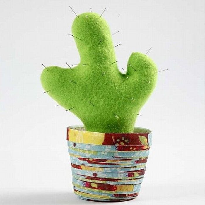 Un cactus dans un pot en papier