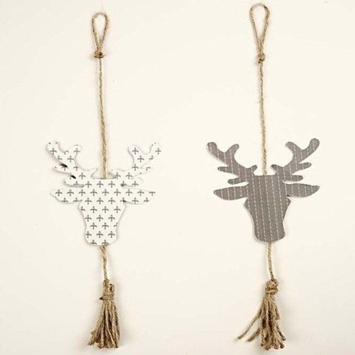 Une tête de cerf et un cône décoratifs à accrocher