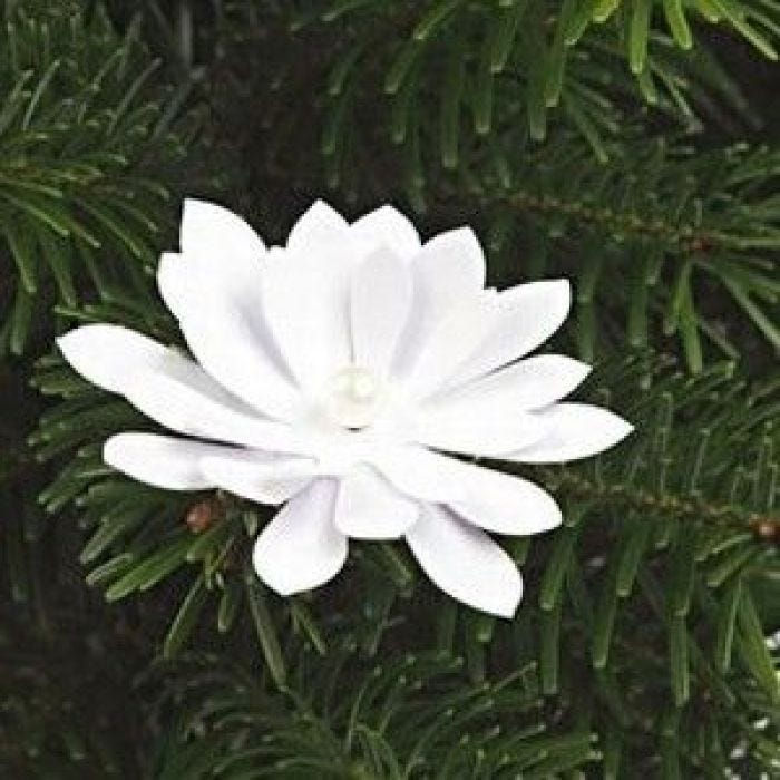 Des marguerites poinçonnées décorées d'une perle et d'une pince à linge