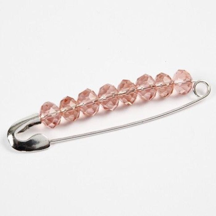 Une broche avec des perles à facettes