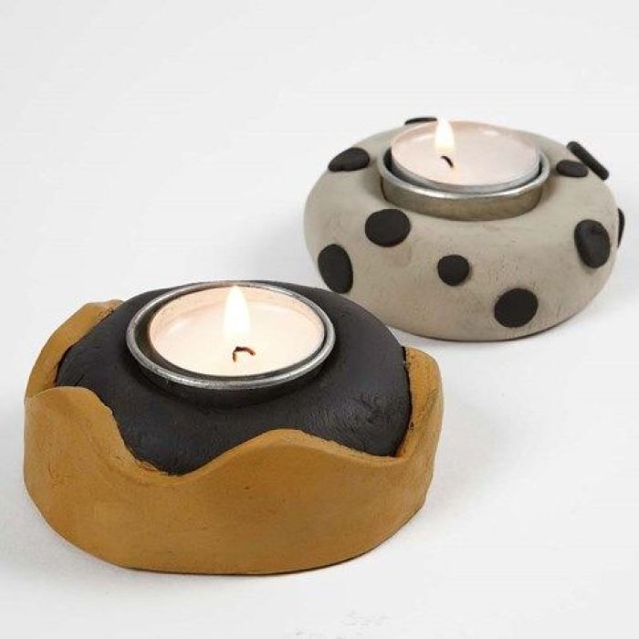 Bougeoirs enfoncés dans de l’argile autodurcissante