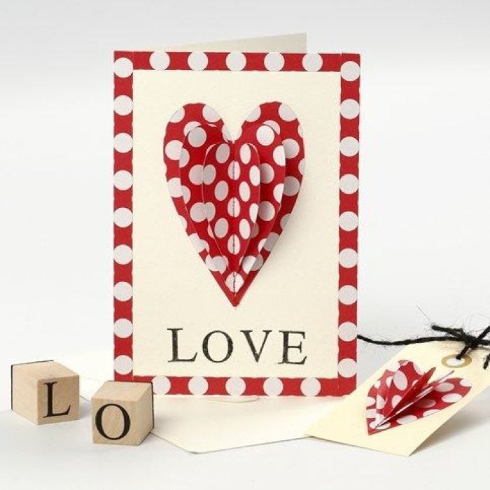 Un coeur de Saint-Valentin avec un coeur en papier cousu et un texte tamponné
