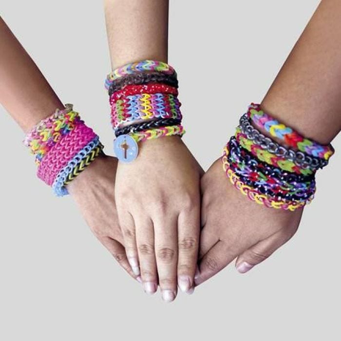 Bracelets colorés faits avec de petits élastiques