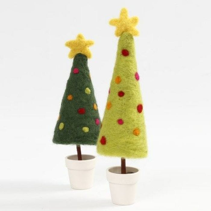 Un arbre de Noël feutré à l'aiguille avec une étoile sur un socle dans un pot.