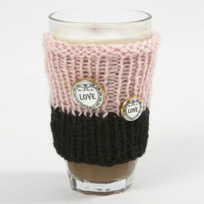 Une tasse douillette tricotée avec du fil Melbourne