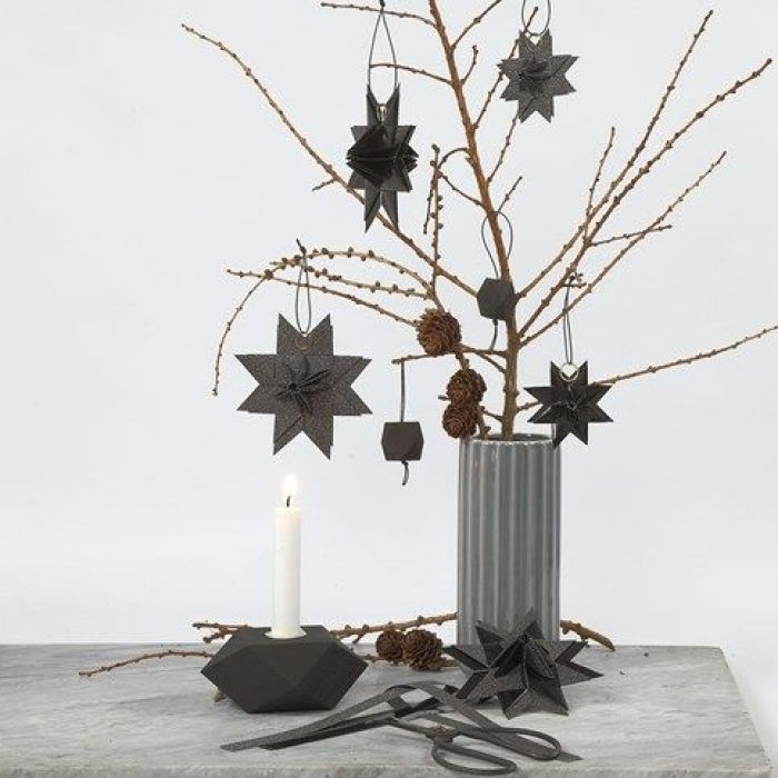 Une étoile en forme de pyramide, tressée dans des bandes de papier étoiles