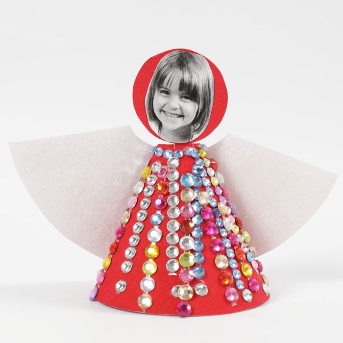 Un ange découpé en une seule pièce et décoré