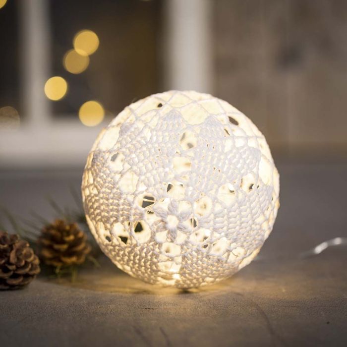 Une boule de Noël illuminée en fil de coton