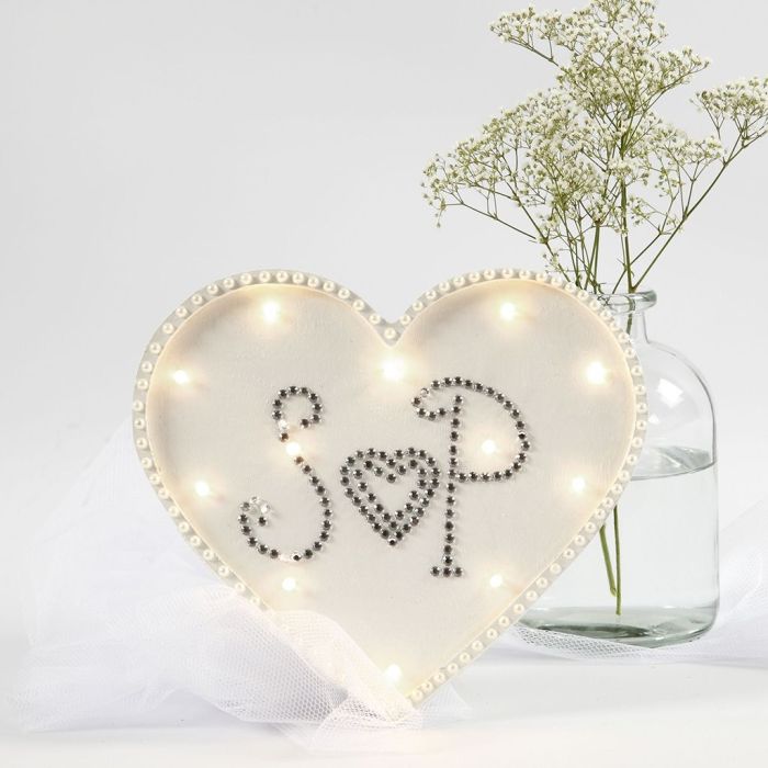 Une boîte lumière en forme de coeur, décorée avec des pierres de strass et des demi perles