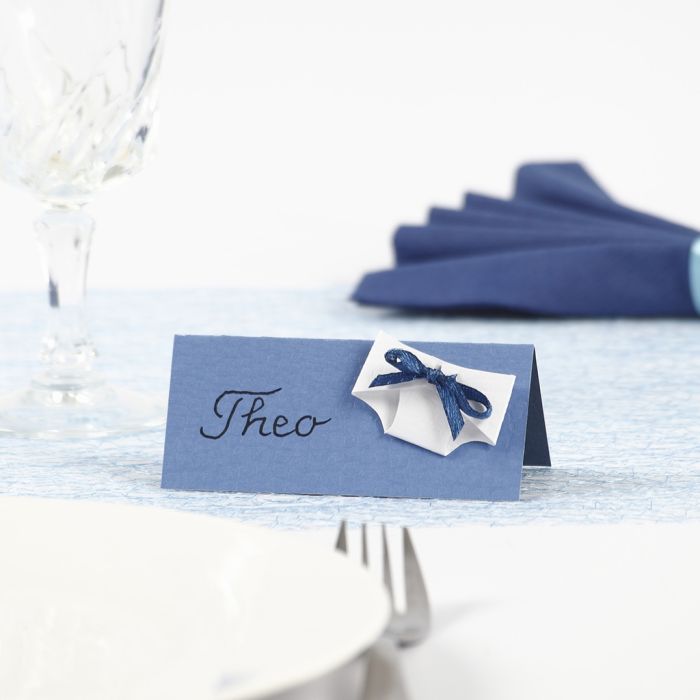 Des marque-places en forme de couches pour un baptême