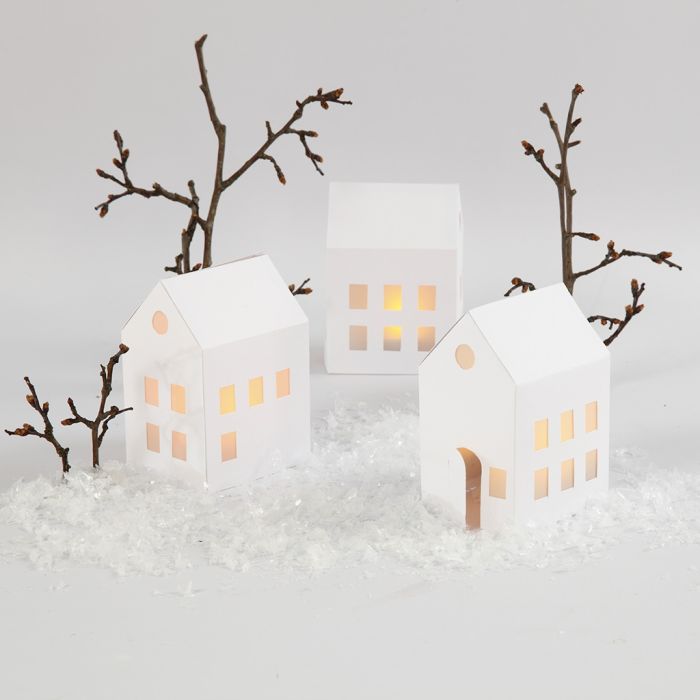 Maisons illuminées avec des bougies chauffe-plat LED