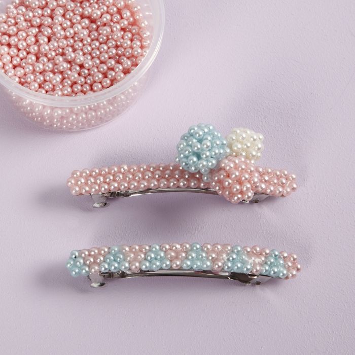 Une barrette décorée avec de la Pearl Clay