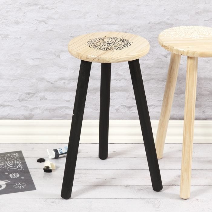 Tabouret en bois décoré de motifs ethniques à l'aide d'un pochoir