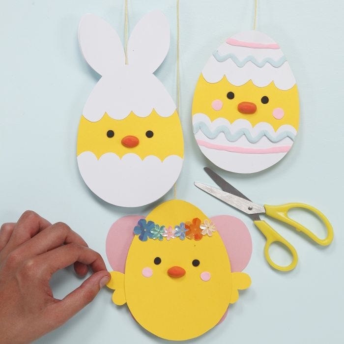 Des poussins de Pâques en papier cartonné décorés avec de la pâte Silk Clay